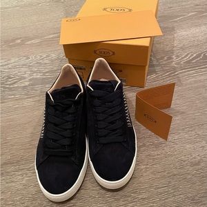 Tod’s T Sneakers in Dark Navy Cassetta Leggera 12A T Borchie